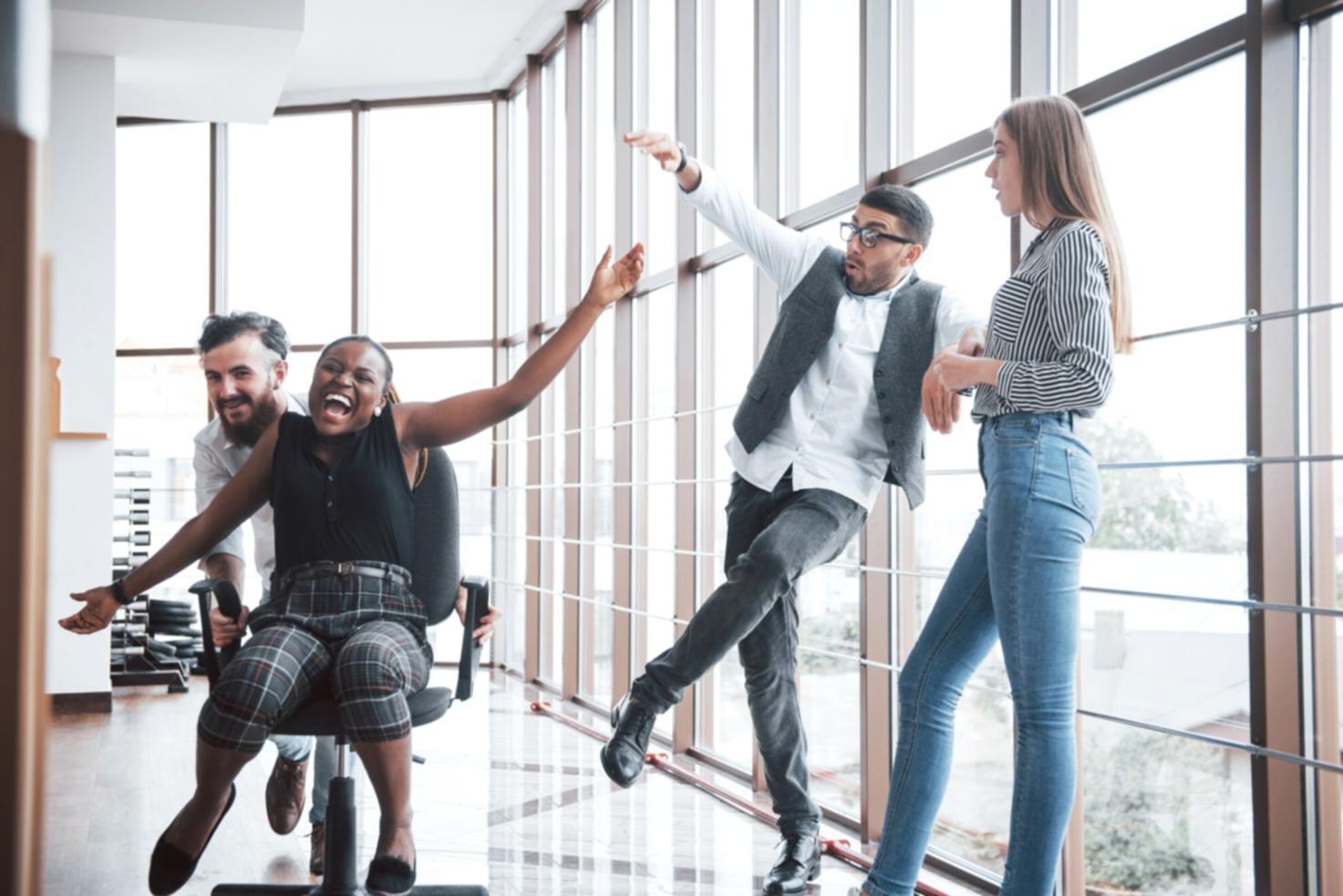 Espace de travail collaboratif avec documents financiers et ordinateurs