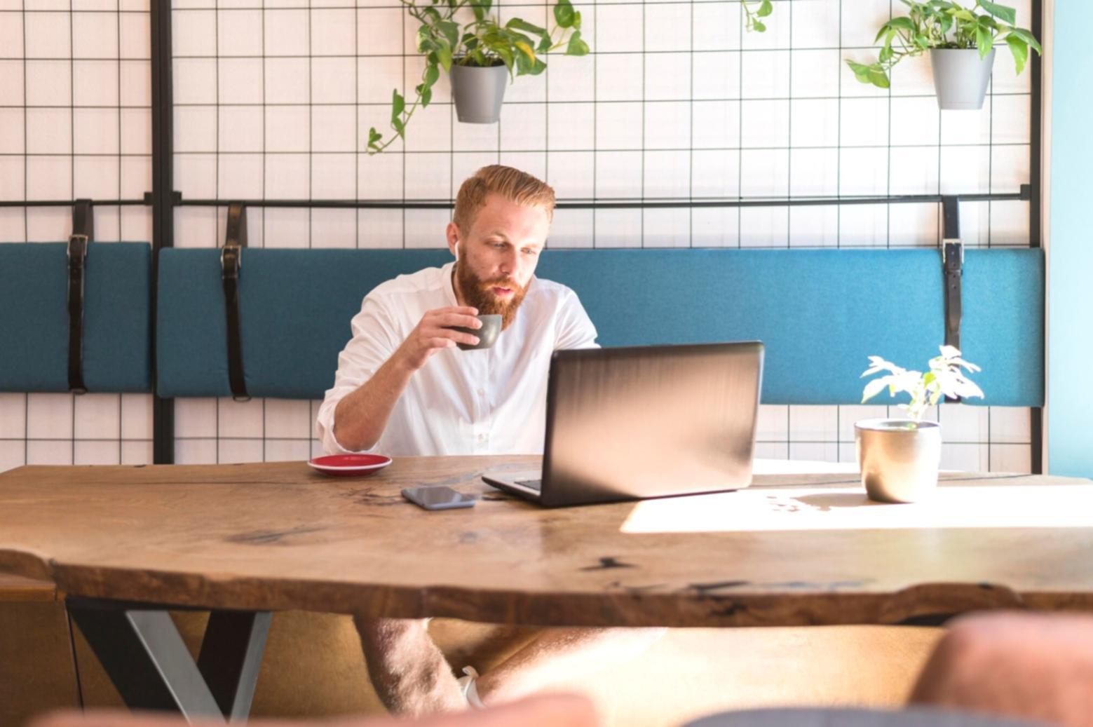 Session de formation en groupe avec échanges interactifs